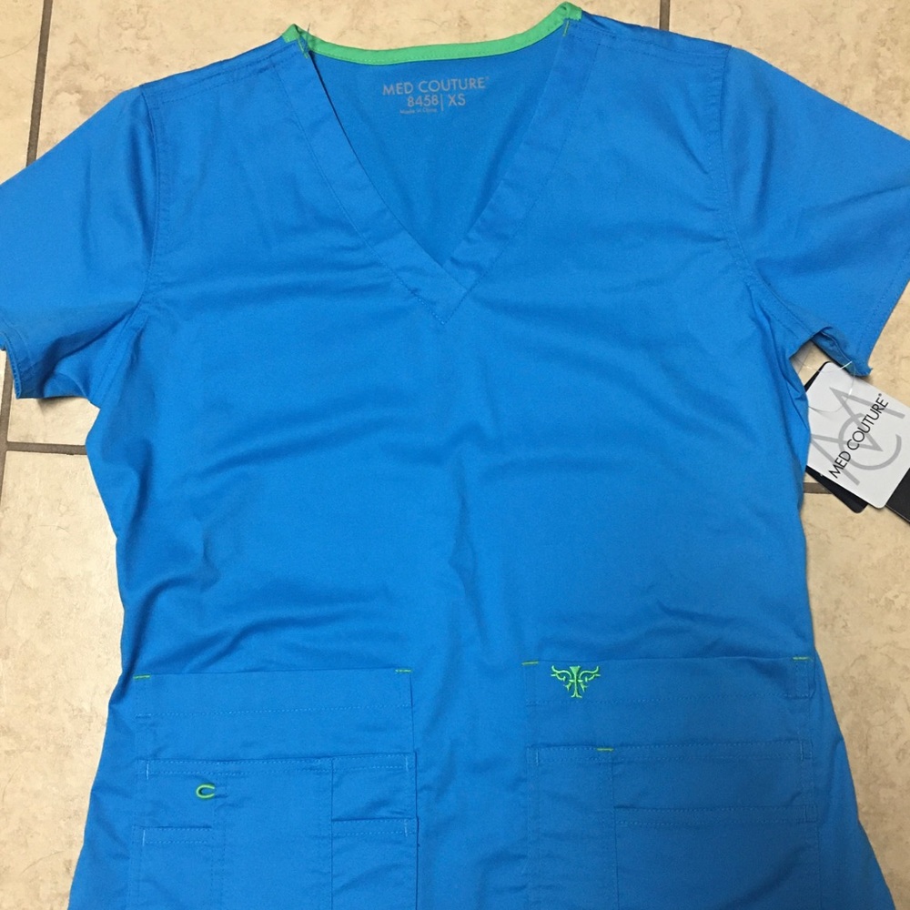 NWT 🩺 Med Couture Scrub Top